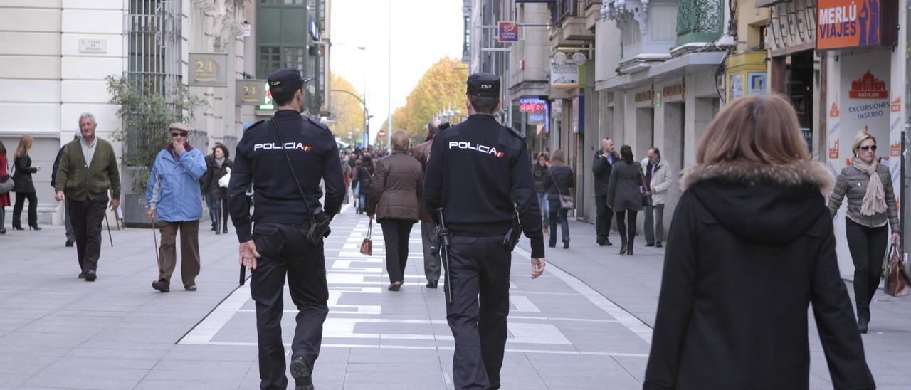 Un policía nacional en una actuación en la capital.