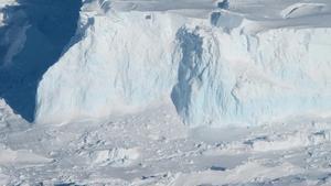 Un equipo dirigido por glaciólogos de UC Irvine utilizó datos de radar satelital para reconstruir el impacto del agua cálida del océano que surgió en una zona de tierra que se extiende varios kilómetros debajo del glaciar Thwaites en la Antártida Occident