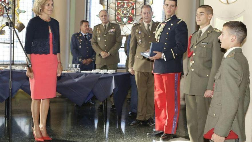 Cerca de 500 cadetes juran bandera y  homenajean a la Guardia Civil cantando su himno