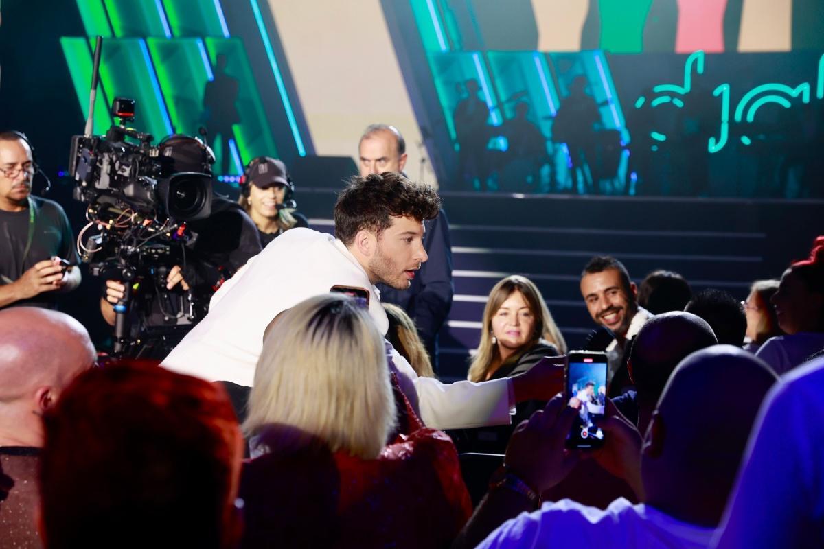 Blas Cantó, presentador de la gala, hablando con el público de los Premios Dial 2024