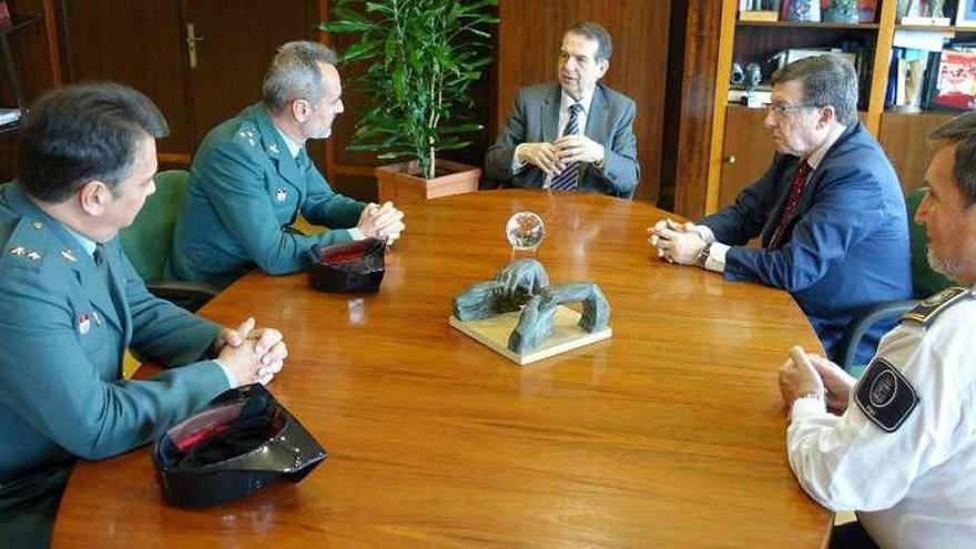 El alcalde Caballero charla con el capitán jefe de la Guardia Civil en Vigo, Miguel Ángel Martín. // FDV