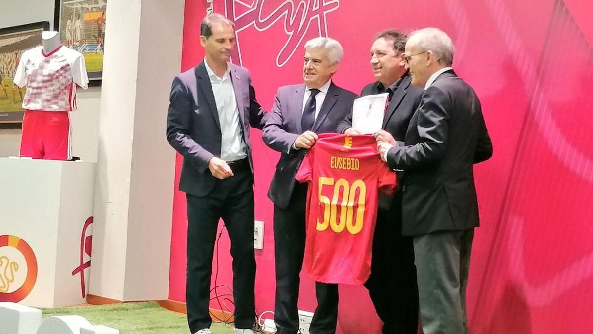Eusebio Sacristán recibió la camiseta del debutante 500 con España