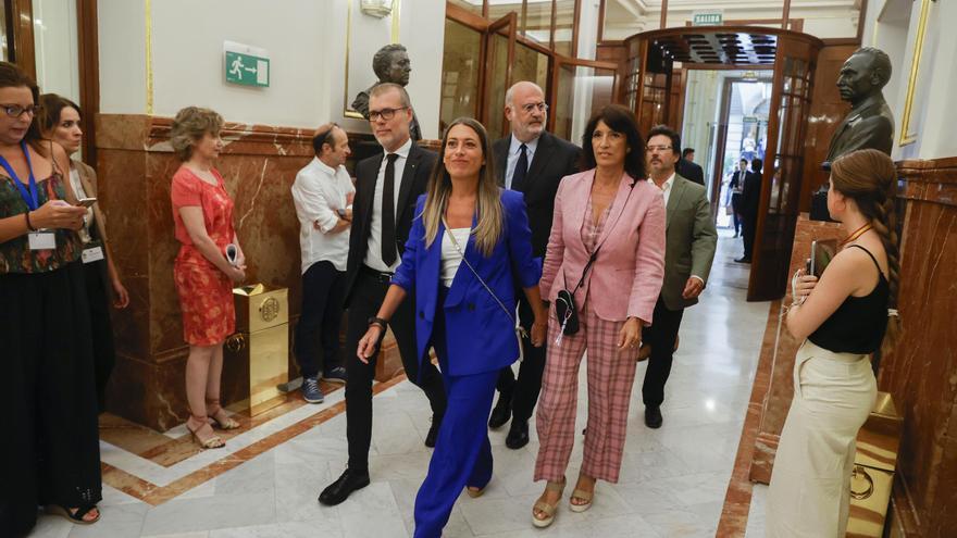 Nogueras, increpada a su llegada a Ginebra para participar en la primera reunión del PSOE y Junts