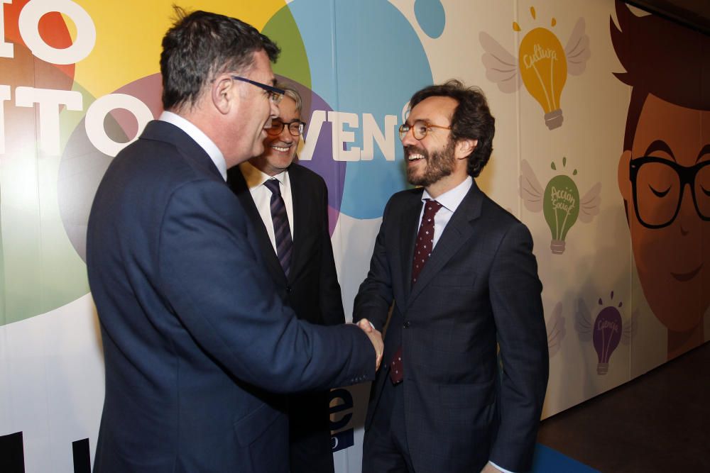 El presidente de las Corts, Enric Morera, saluda al consejero delegado de Editorial Prensa Ibérica, Aitor Moll, y al director general de Contenidos de Editorial Prensa Valenciana, Cruz Sierra.