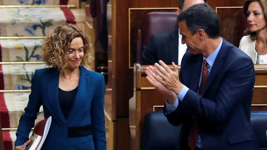 Sánchez aplaude a Batet tras ser elegida presidenta del Congre