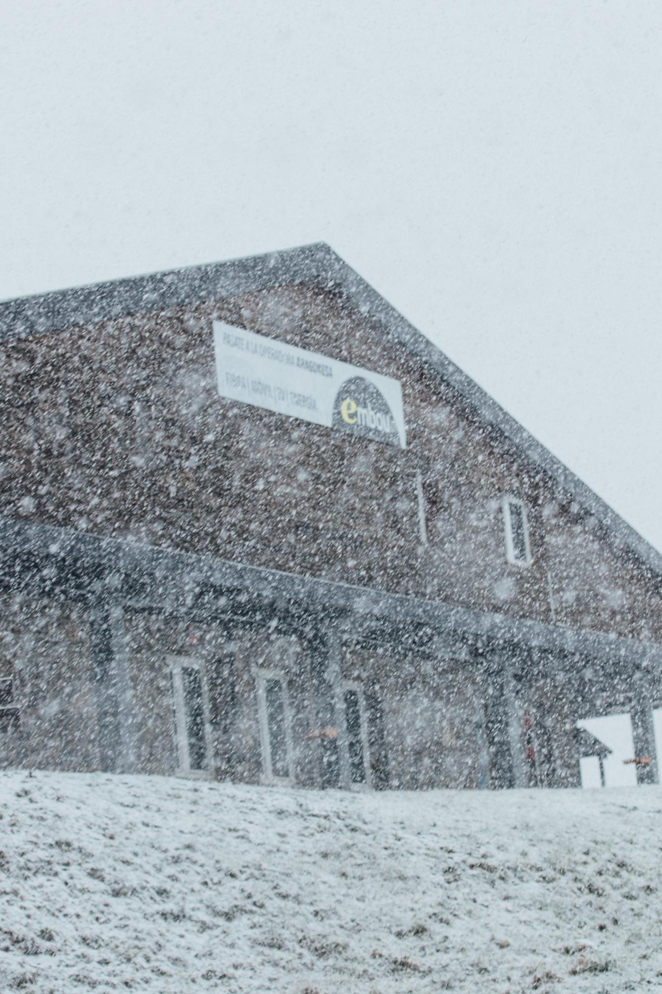 La nieve llega a la estación de Candanchú.