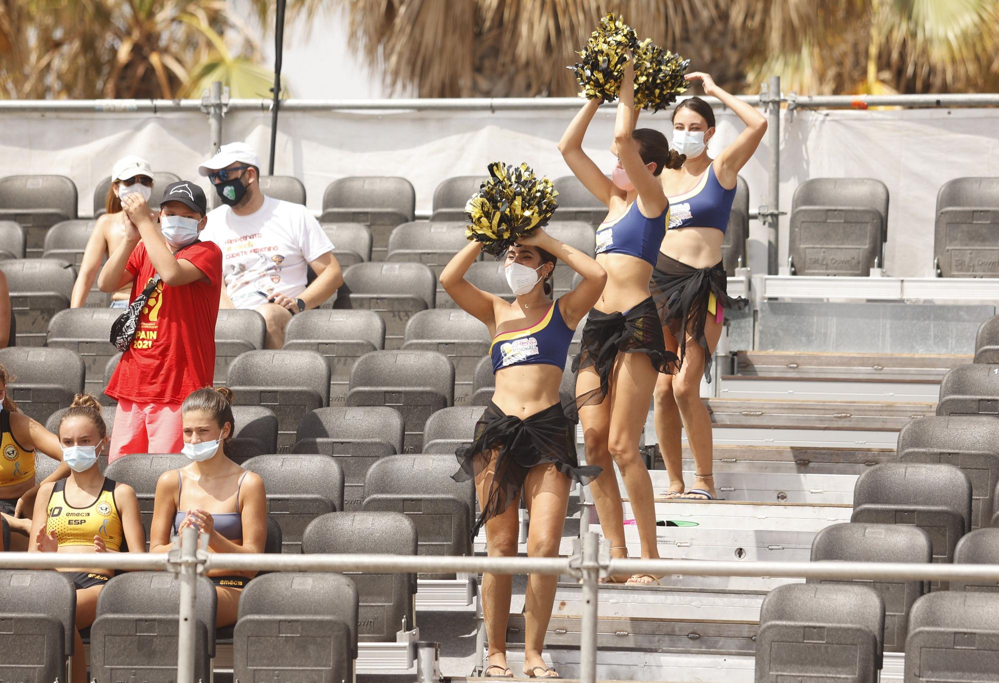 La Malva-rosa acoge la espectaculariad del balonmano playa