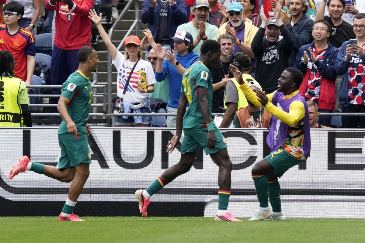 Ismaila Sarr celebra su gol ante Bélgica