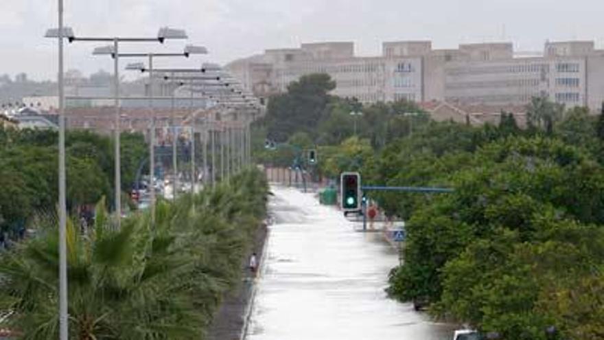 Un intenso aguacero, de entre 10 y 15 minutos, ha anegado parte de la zona residencial de la Playa de San Juan de Alicante, y ha obligado a cortar uno de los dos sentidos de la N-332, a la altura del hospital de Sant Joan.