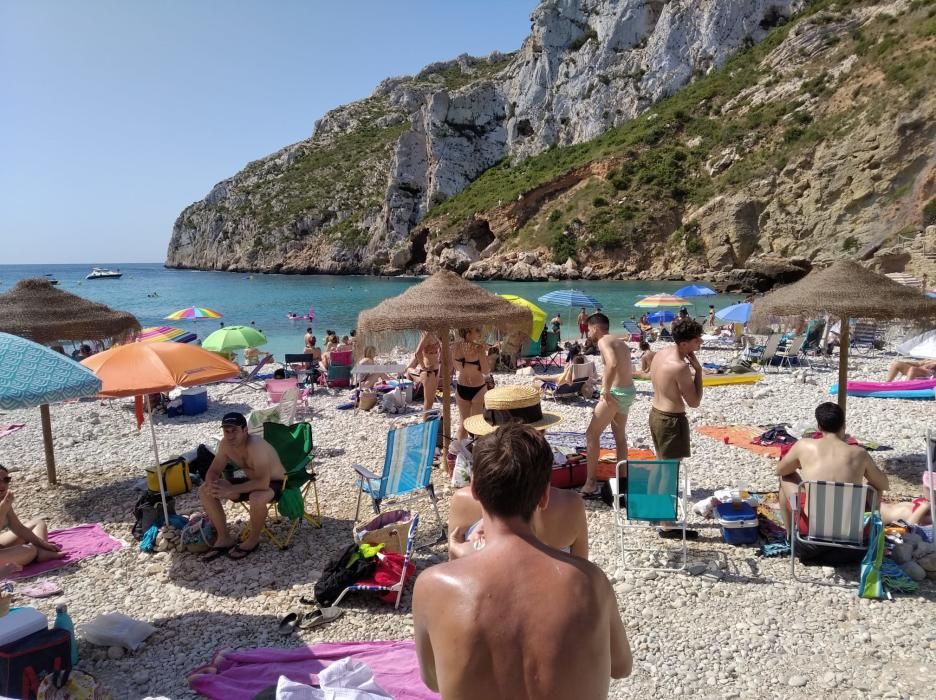 Playas masificadas en Xàbia y Benitatxell por el festivo de San Juan en la Comunidad Valenciana