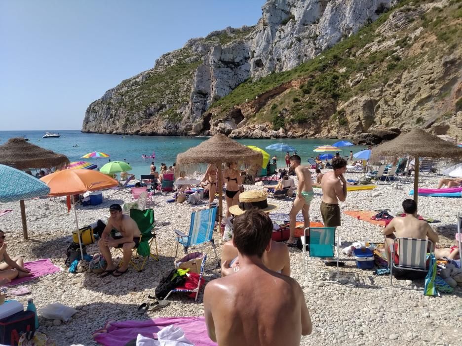 Playas masificadas en la Marina por Sant Joan