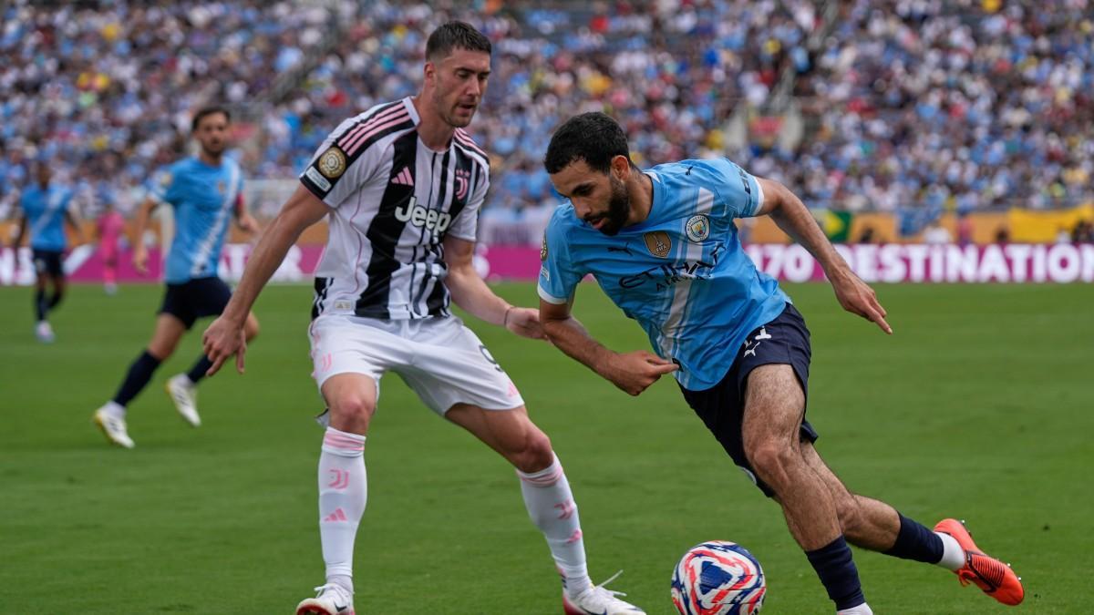 Dusan Vlahovic y Rayan Ait-Nouri, durante el partido