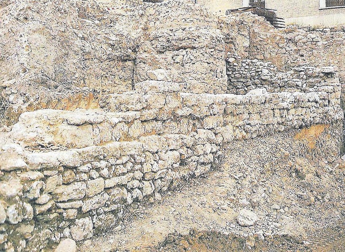 Muralla de la Salduie Ibérica hallada en la plaza San Bruno en el año 1990.