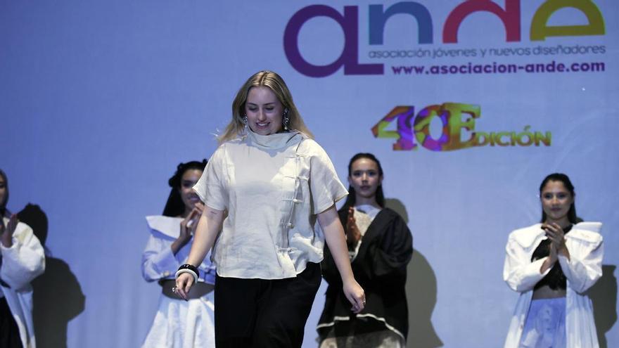 Victoria Olivia Stachura, de Ibiza, rumbo a los Premios Nacionales de la Moda con su colección 'Joia de cendra'