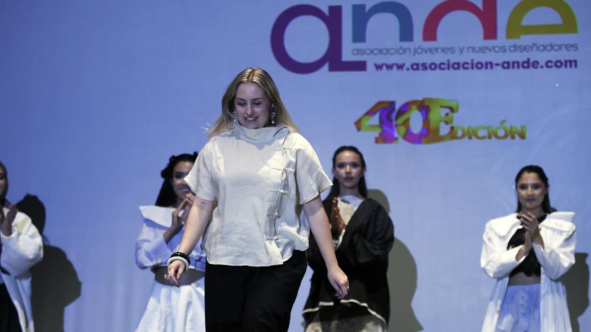 Victoria Olivia Stachura con las modelos que lucieron su colección en el Teatro Xesc Forteza.