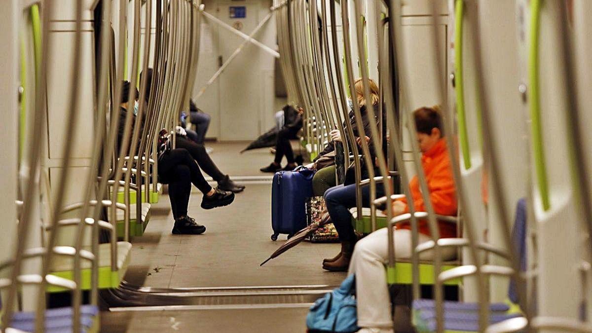 Varios trabajadores se desplazan en metro, en un imagen captada ayer.