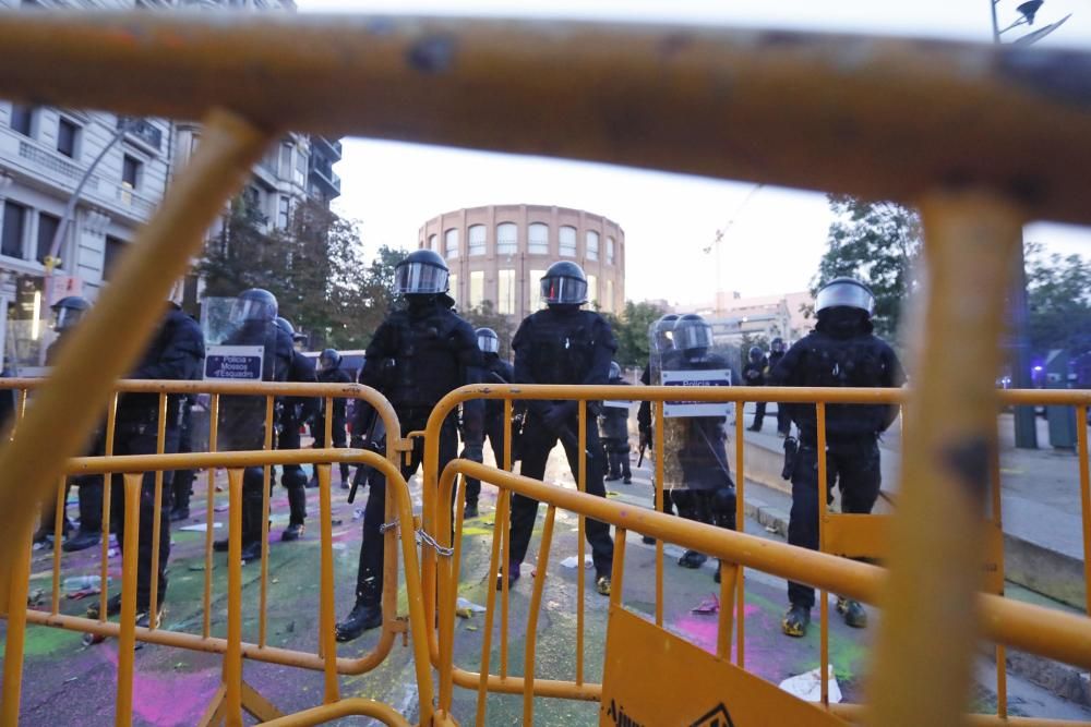 1-O a Girona: Multitudinària manifestació davant la subdelegació del Govern