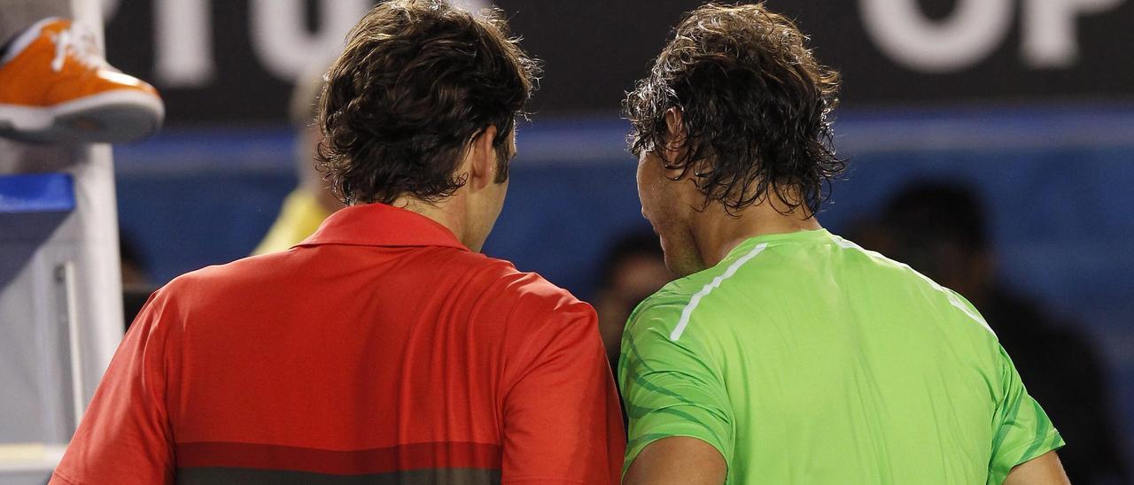Nadal y Federer se felicitan tras un partido
