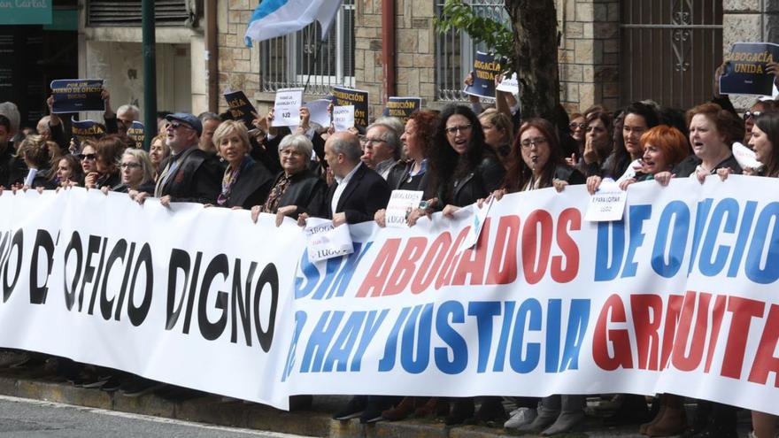 Abogados de Vigo y de otros puntos de Galicia se concentraron ayer en Santiago. |   // X. ÁLVAREZ