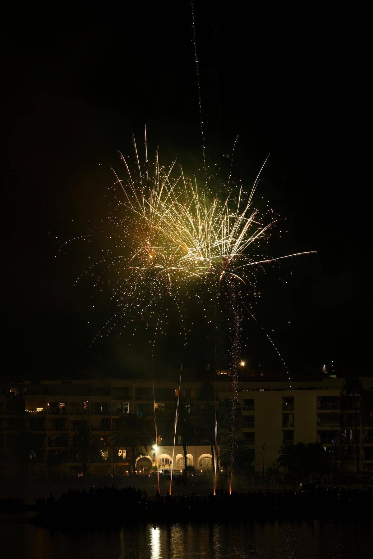 Mira aquí todas las fotos de los fuegos artificiales en ses Figueretes Mira aquí todas las fotos de los fuegos artificiales en ses Figueretes