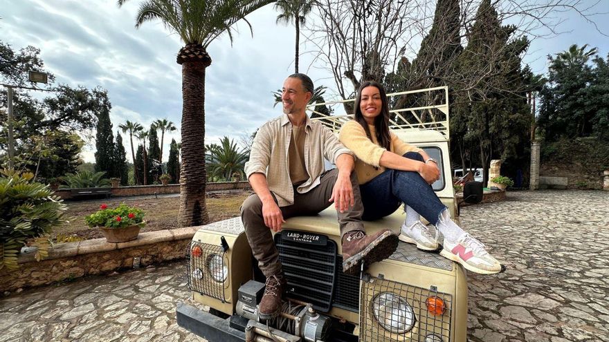 Davit Arican und Lourdes Vázquez auf der Motorhaube des Landrovers, mit dem sie in der Serie unterwegs sind.