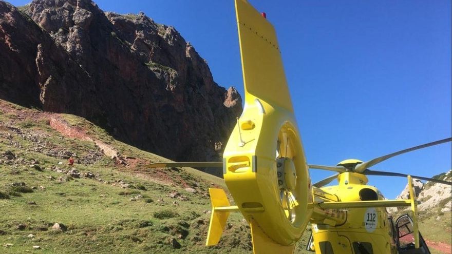 Rescatada en Somiedo con un helicóptero una mujer herida grave en una pierna