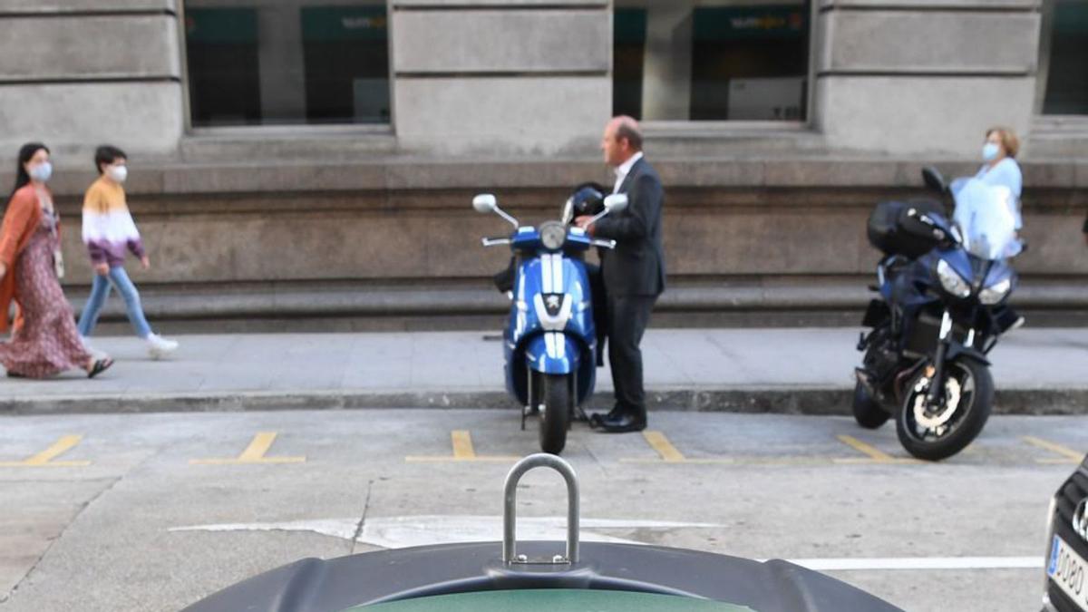 Un contenedor de vidrio en una calle de la ciudad. |   // CARLOS PARDELLAS