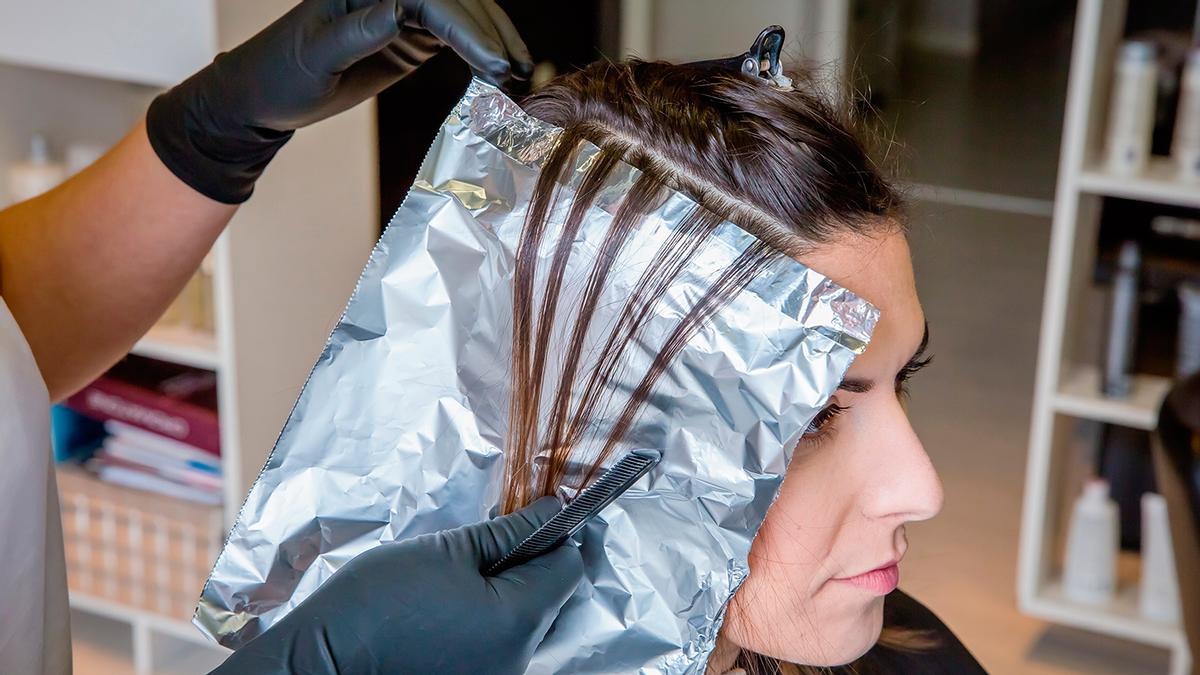 Papel de aluminio en el pelo: el truco de peluquería para que quede peinado y liso en segundos