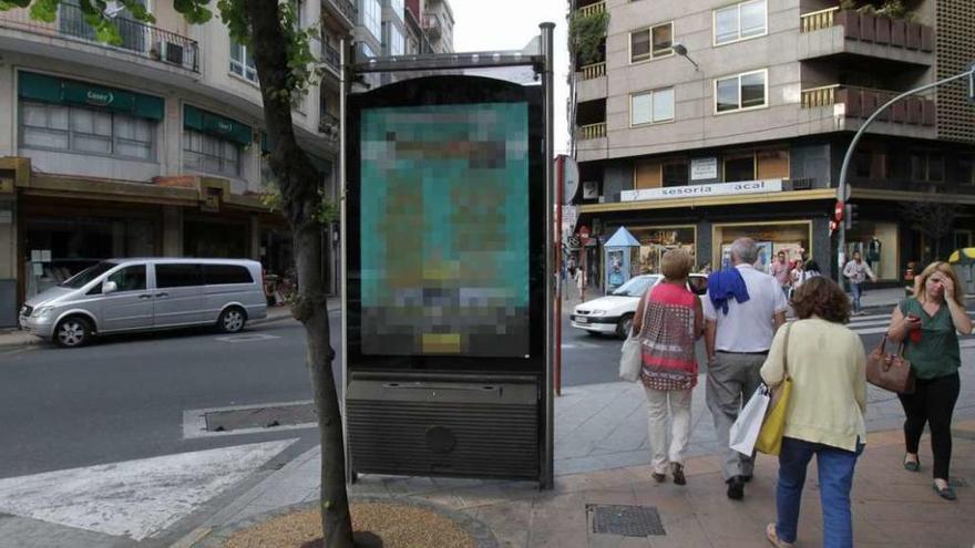 Uno de los soportes publicitarios municipales (Mupi) en una céntrica calle de la ciudad. // Jesús Regal