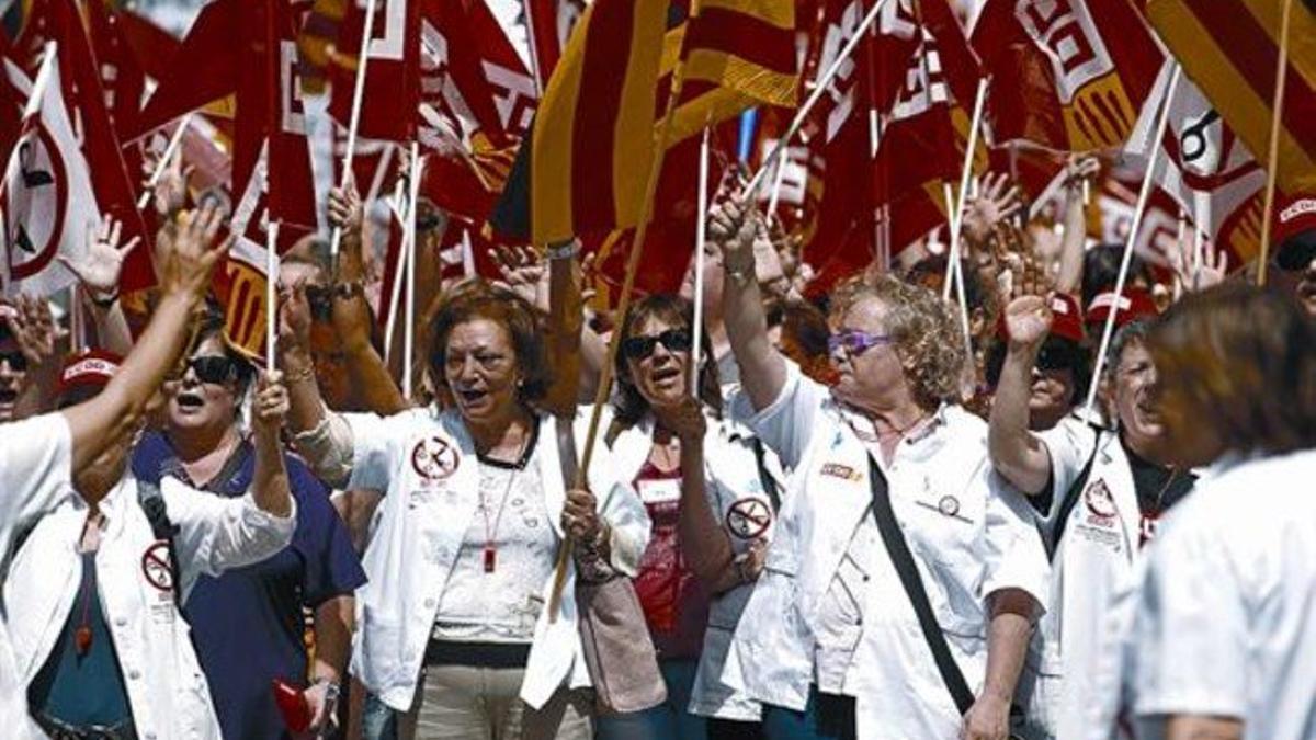 Empleados de la función pública se manifiestan contra los recortes de la Generalitat, el pasado mayo.