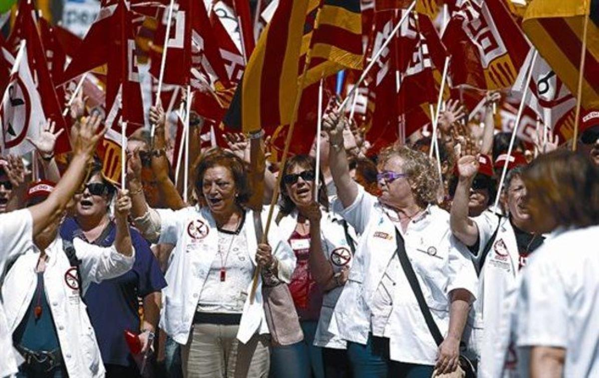 Empleats de la funció pública es manifesten contra les retallades de la Generalitat, el maig passat.