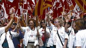 Empleats de la funció pública es manifesten contra les retallades de la Generalitat, el maig passat.