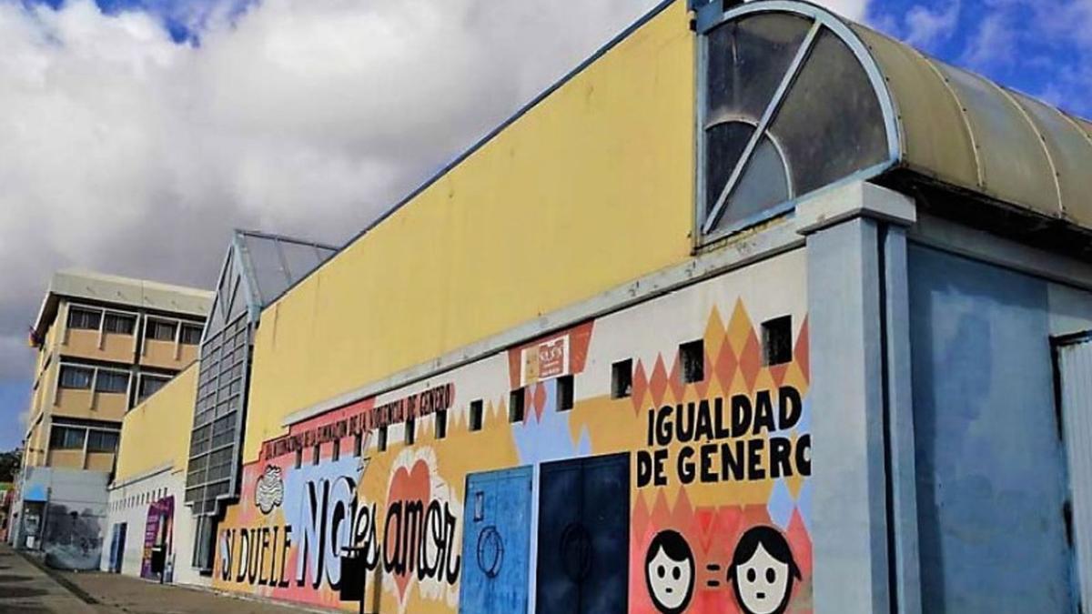 Imagen de la fachada exterior del pabellón deportivo de Cruz de Piedra. | |