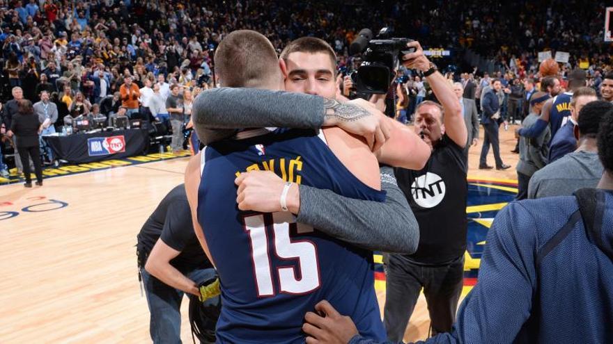 Juancho HernangÃ³mez se abraza a Nikola Jokic.