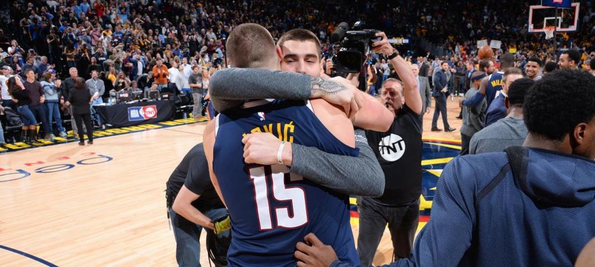 Juancho Hernangómez se abraza a Nikola Jokic.