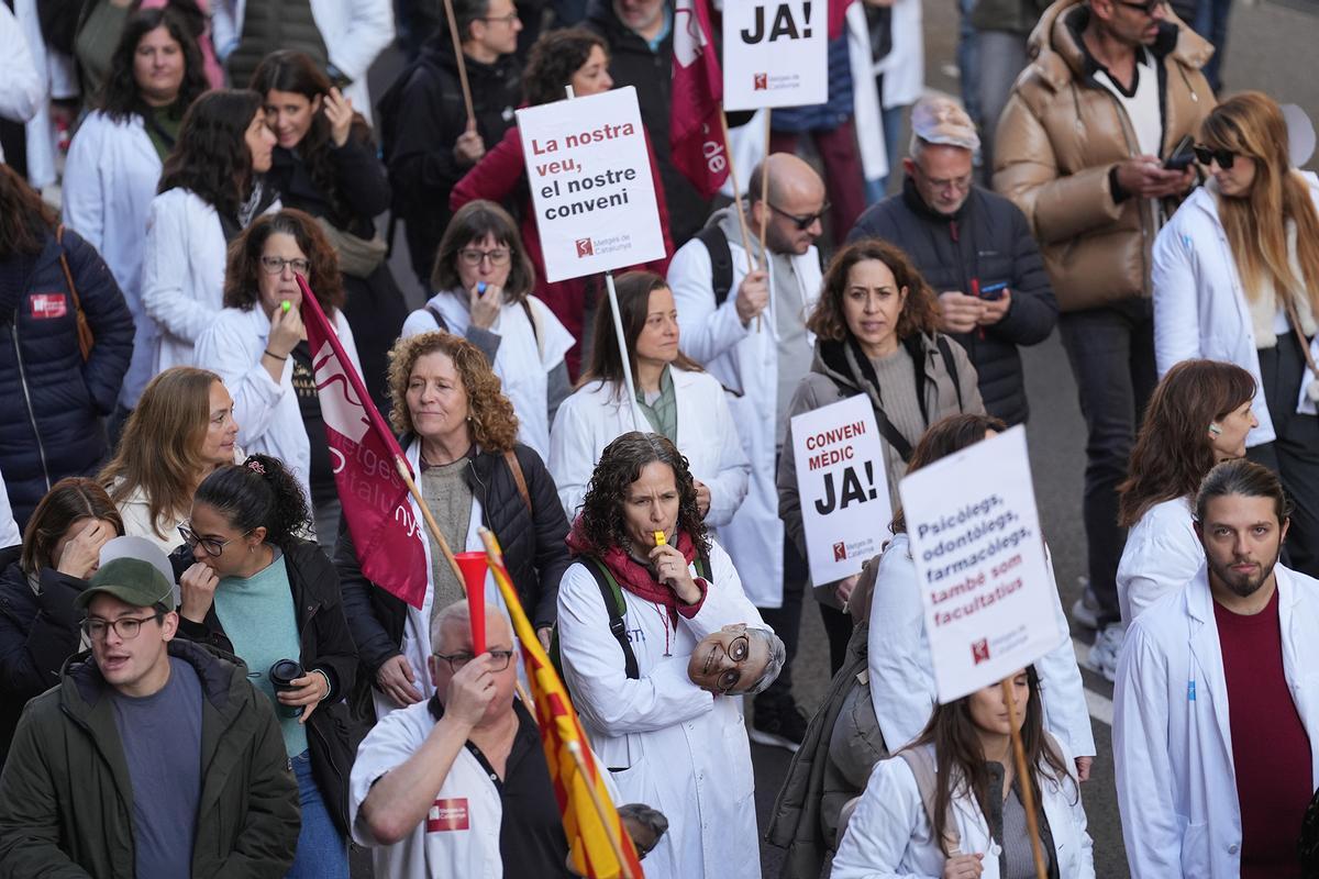 Una nueva manifestación de médicos recorre el centro de Barcelona
