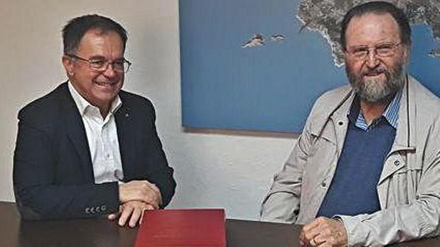 Ronald James Cooper junto al alcalde de Sant Josep.