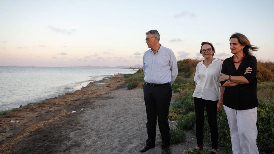 La ministra Teresa Ribera, acompañada de Paca Baraza (MTC) y Mario Urrea (CHS).  | LOYOLA PÉREZ DE VILLEGAS