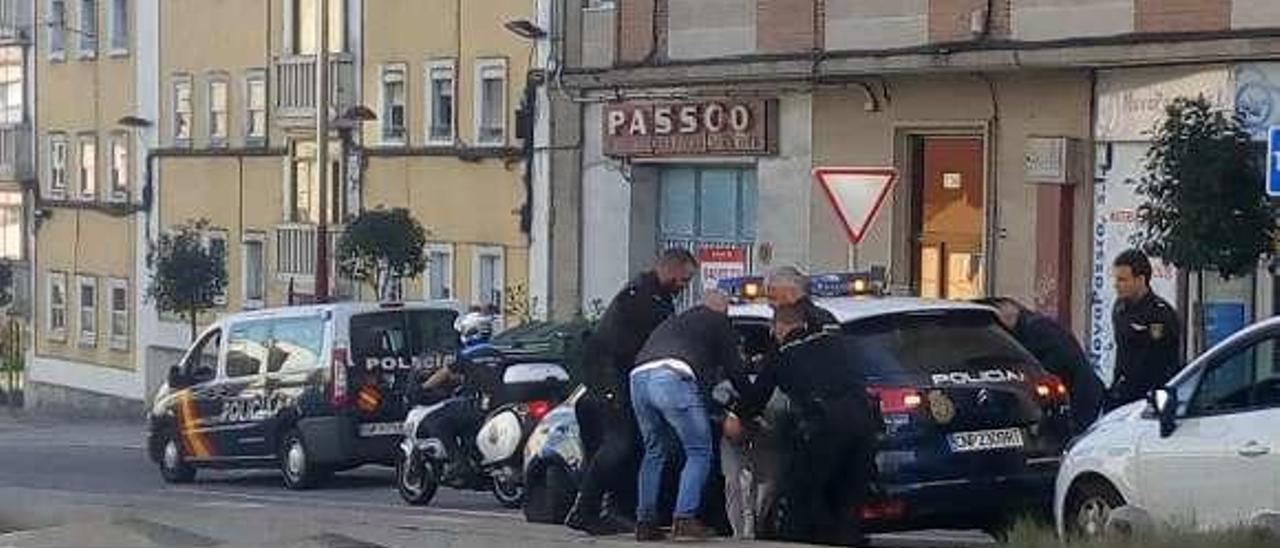 Los agentes, tras la detención de un reclamado en calle Aragón. // FdV