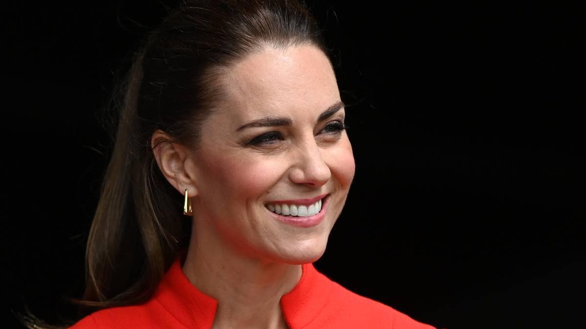 Kate Middleton con coleta y abrigo rojo