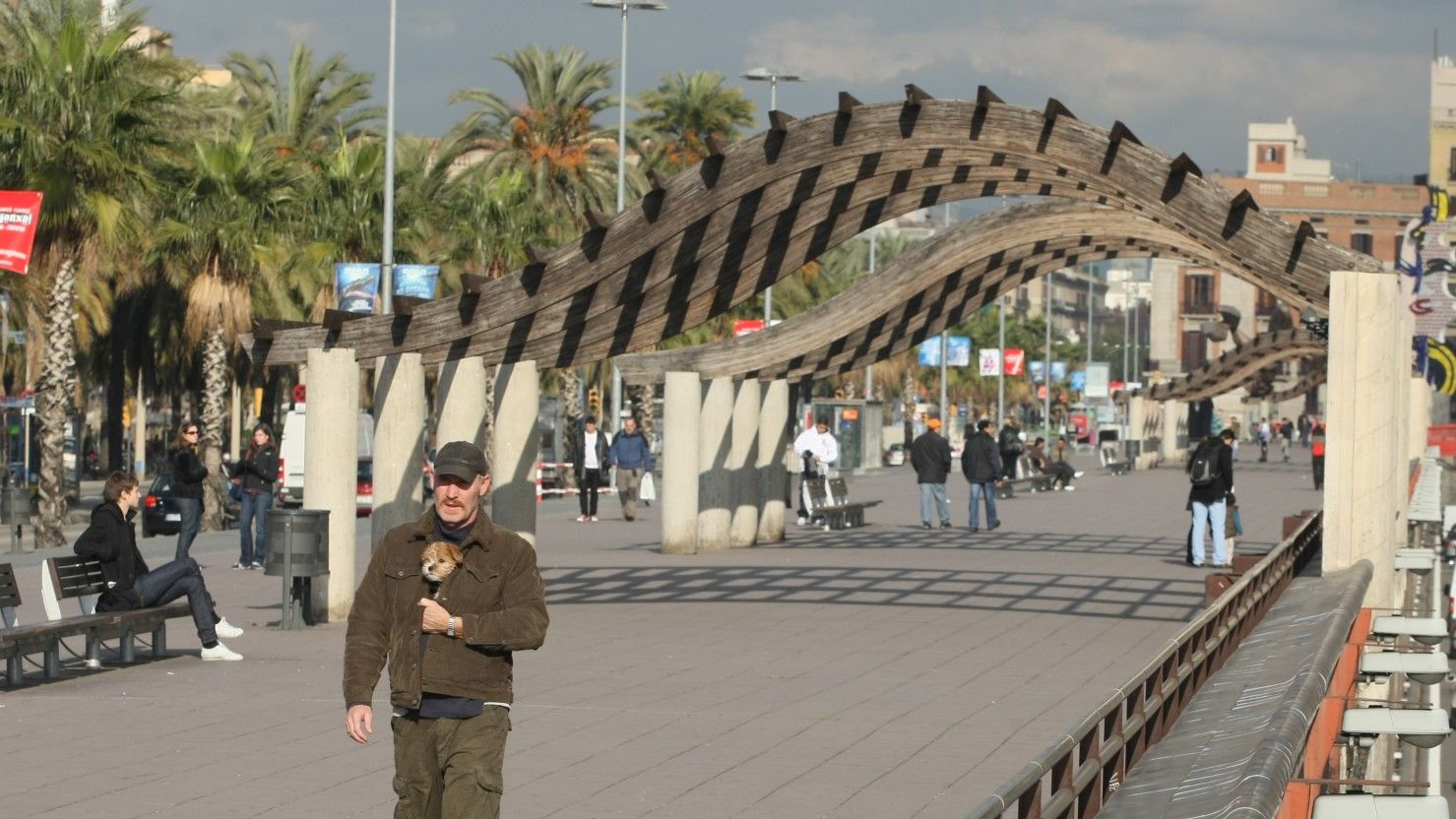 Paseantes por el paseo Colom de Barcelona