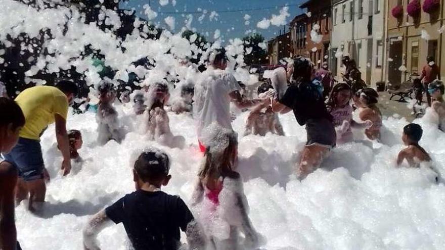 Quiruelas de Vidriales da la bienvenida a sus fiestas con mucha espuma