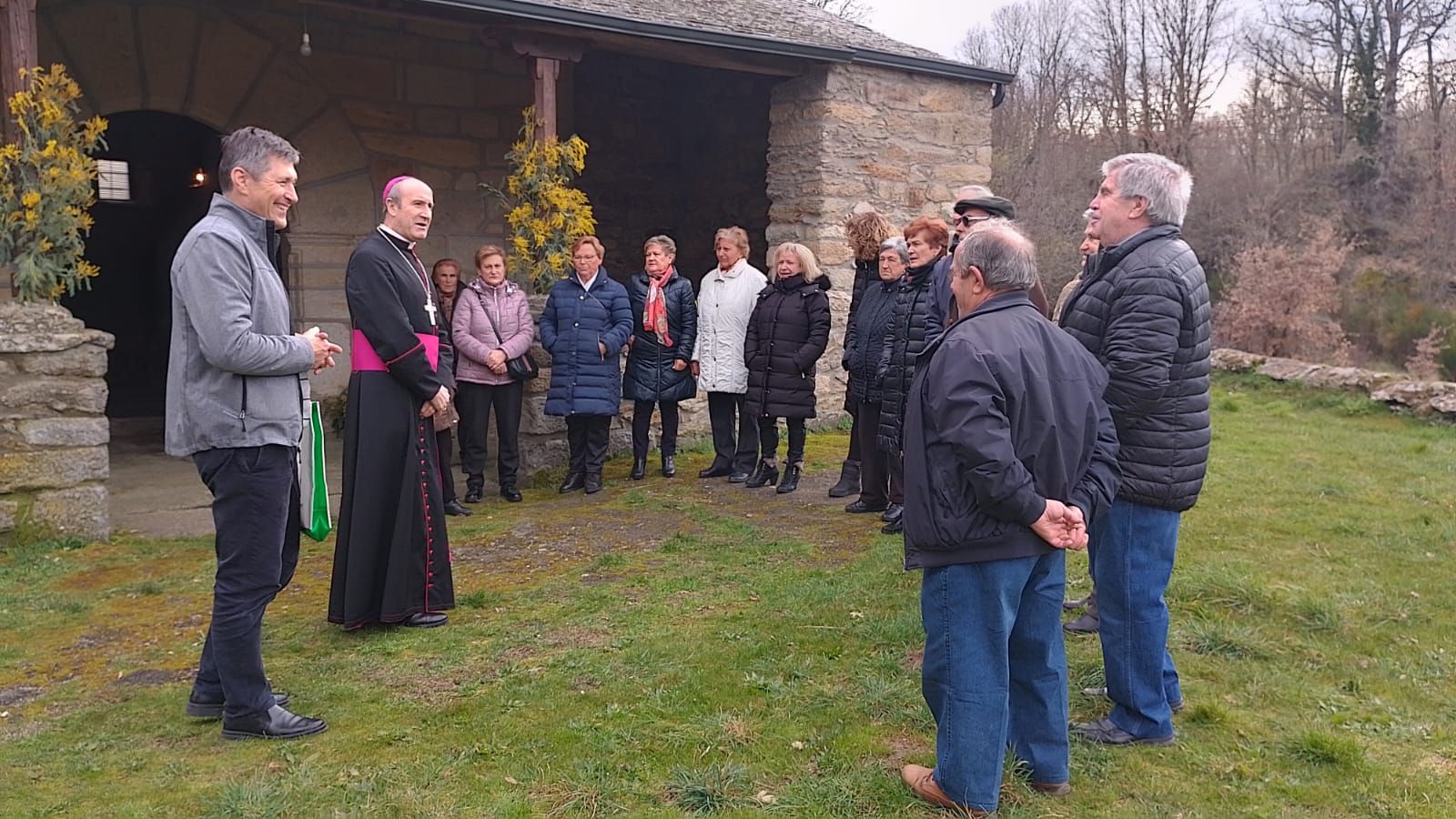 GALERÍA | El obispo visita Manzanal de Arriba y la parroquia de Sandín