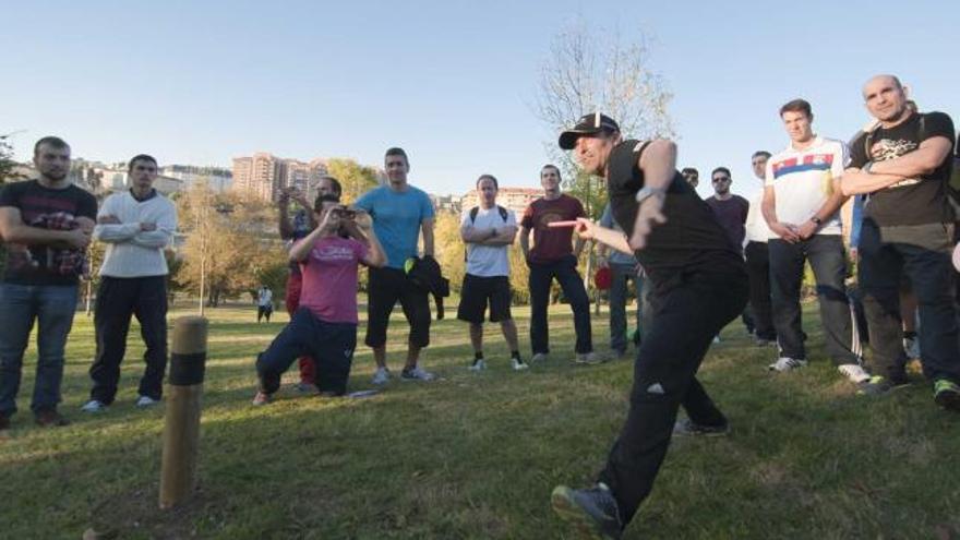 Clase magistral de «frisbeegolf» para profesores en el Parque de Invierno