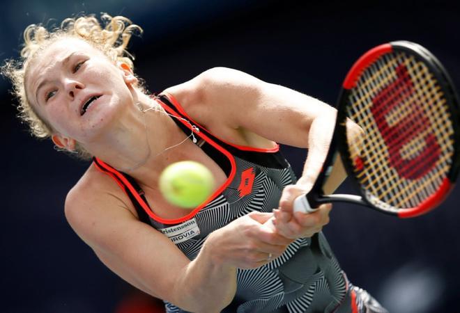 La tenista checa Katerina Siniakova devuelve la bola a su compatriota Petra Kvitova durante la segunda ronda del torneo de Dubái que se celebra, este martes, en Dubái (Emiratos Árabes Unidos).