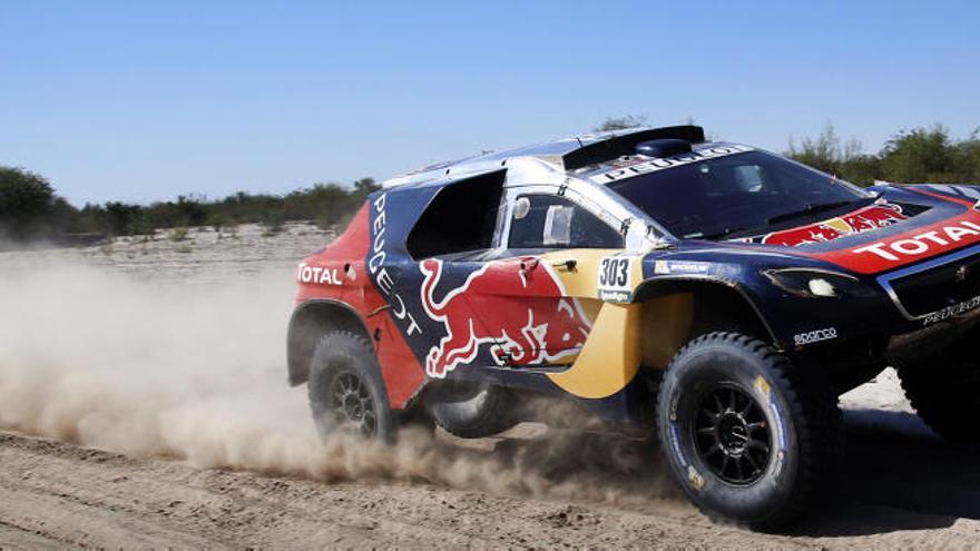 Carlos Sainz ya manda en el Dakar