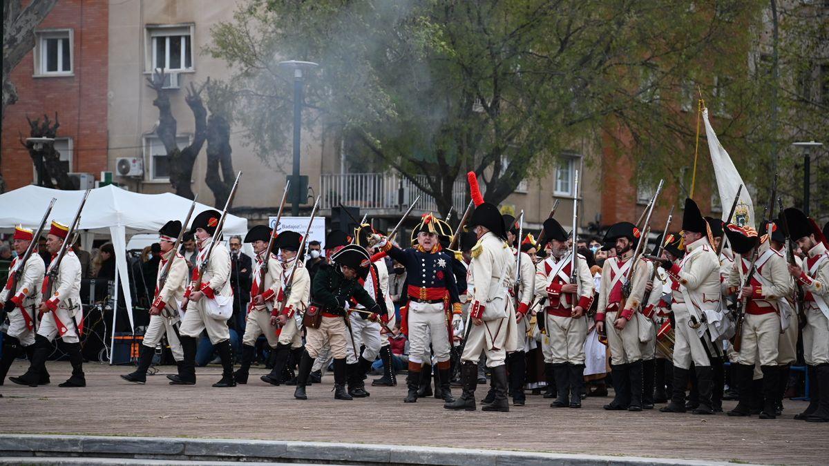 El general Rafael Menacho, encarnado por Jesús Ruiz de Burgos, lidera la defensa de Badajoz recreada ayer en Los Cañones.