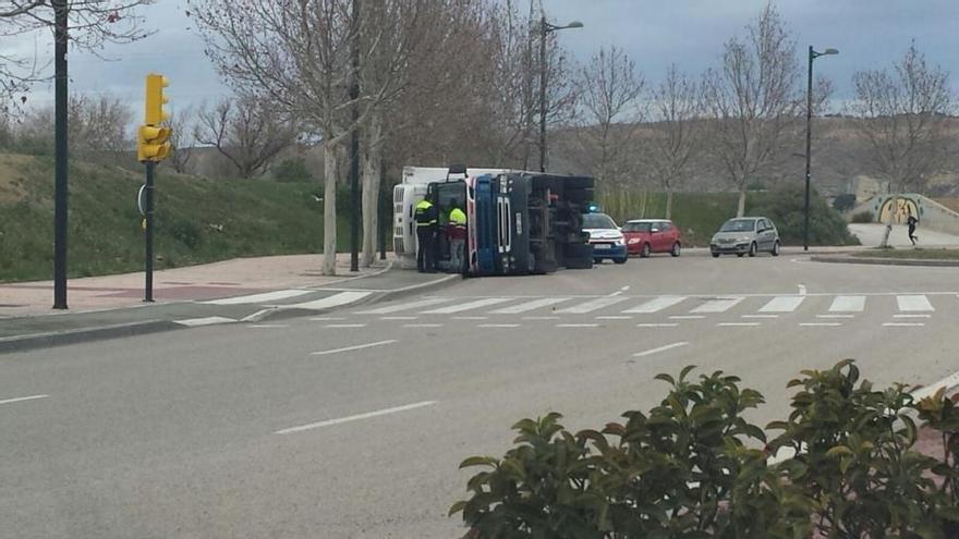 Vuelca un camión en la Ronda de Boltaña