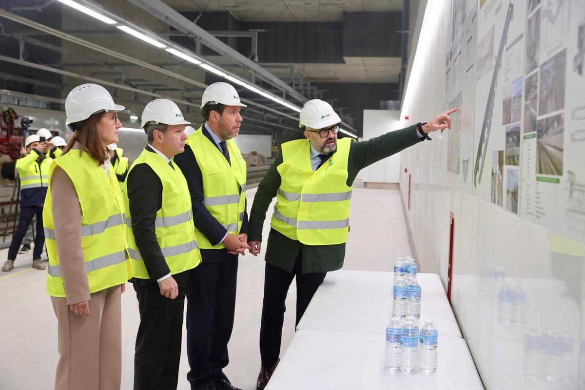 El Ministre de Transports, Óscar Puente; el secretari d'Estat de Transports; José Antonio Santano i representants d'Adif visiten les obres del nou ramal ferroviari del Prat