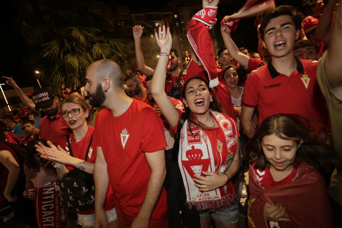 La Circular se llena para celebrar el ascenso del Real Murcia